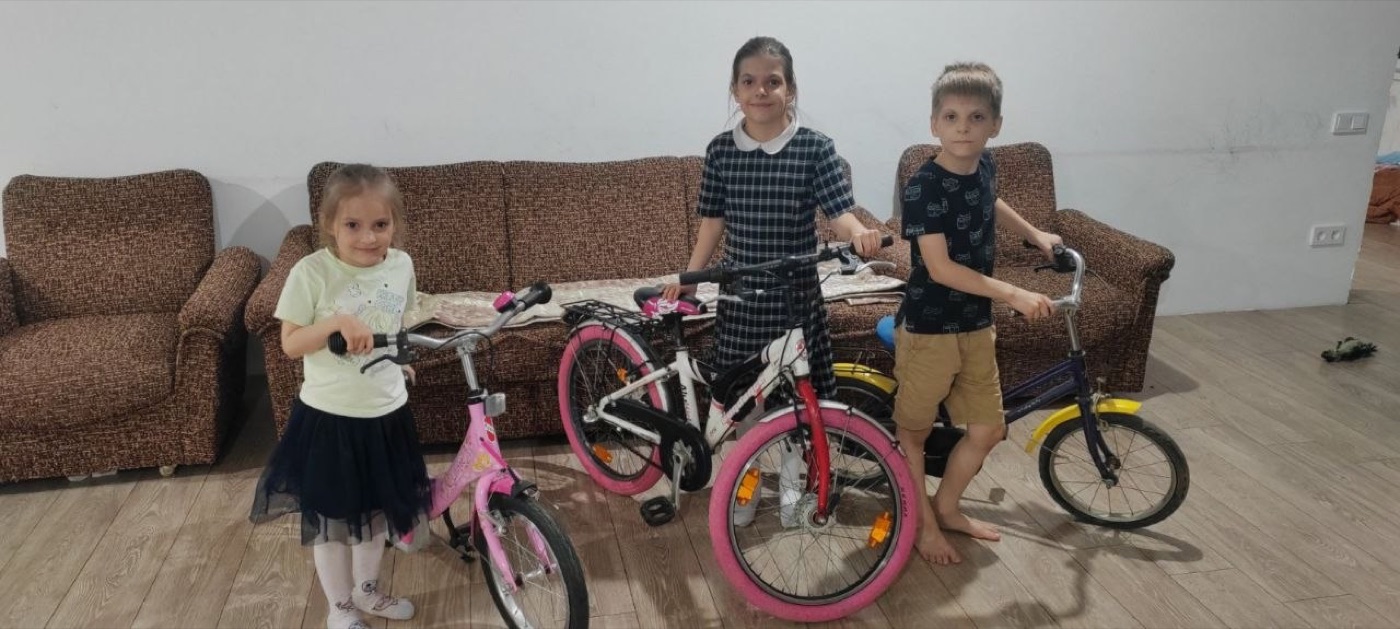 Drei Kinder mit ihren reparierten Fahrrädern