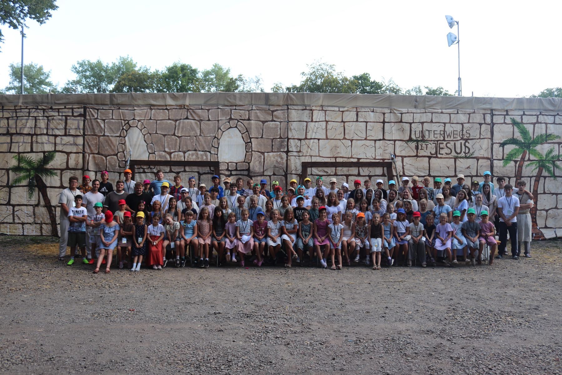 Gruppenfoto aller Kinder und Mitarbeitenden der Freizeit „Unterwegs mit Jesus“
