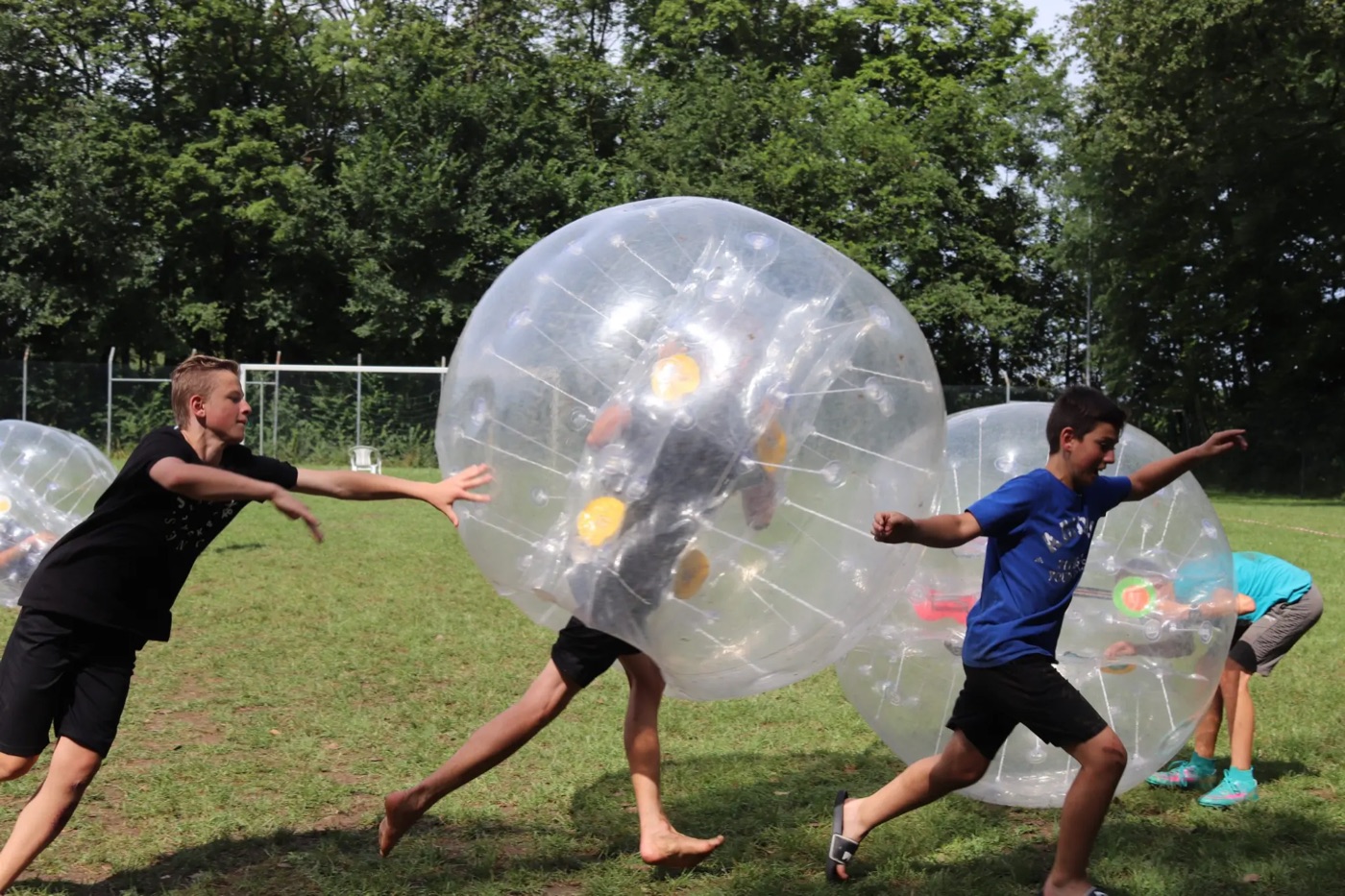 Jugendliche beim Bubble-Soccer im Sommercamp